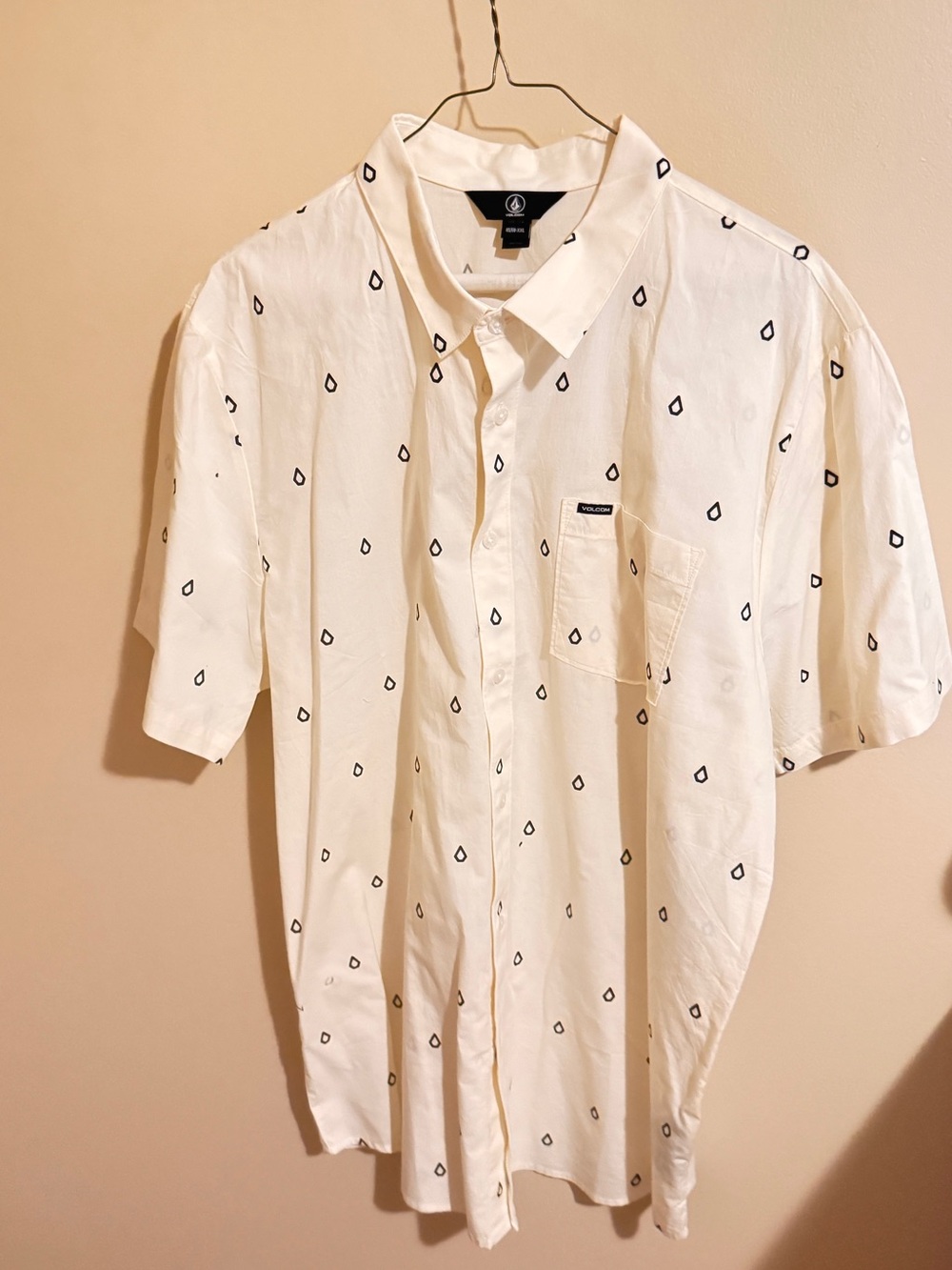 Volcom Men’s Short-Sleeve Button-Up Shirt in Cream with Black Droplet Print